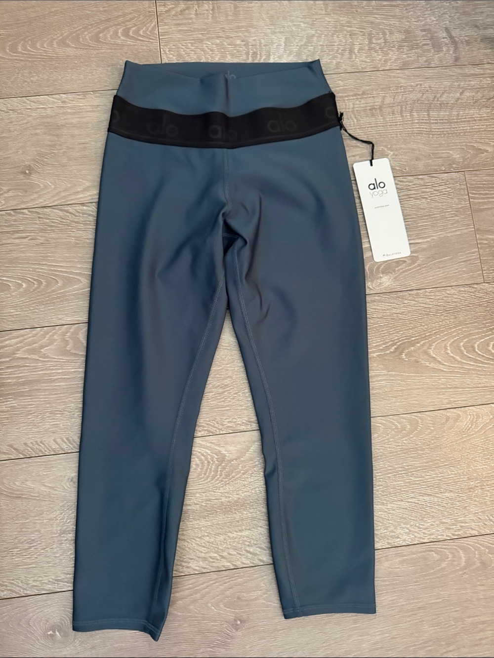 ALO Capri Fitness Slate Blue Leggings with Black Logo Waistband
